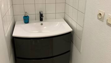 Dusch, hårtork, handdukar och tvål