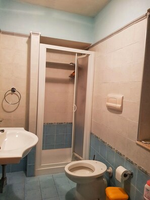 Chambre Triple | Salle de bain | Douche, douche à « effet pluie », peignoirs, bidet