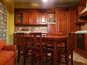 Full-size fridge, oven, stovetop, cookware/dishes/utensils - La Taverna (Circello)