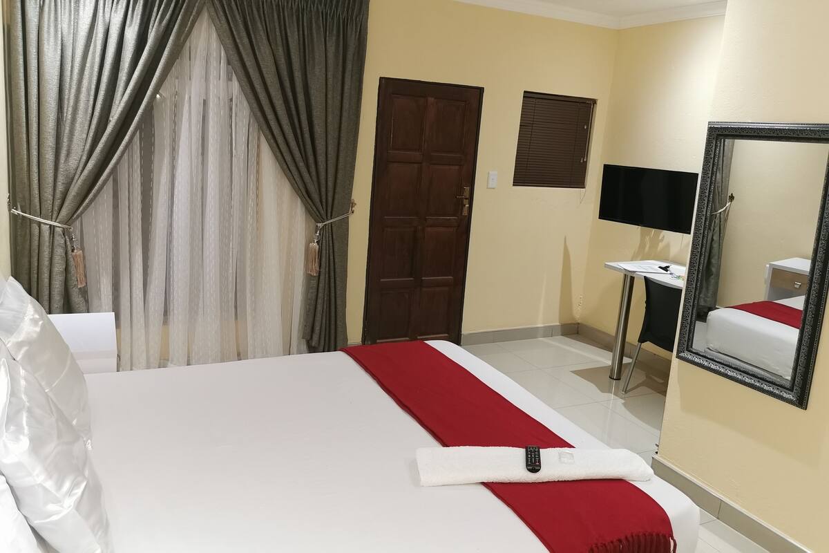 Ropa de cama de alta calidad y escritorio