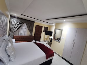 Ropa de cama de alta calidad y escritorio