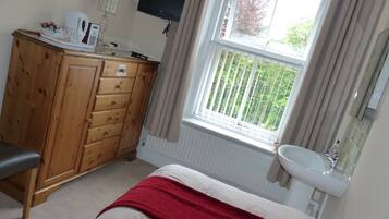 Habitación individual básica, baño compartido | Camas con pillow-top, decoración personalizada y muebles diferentes