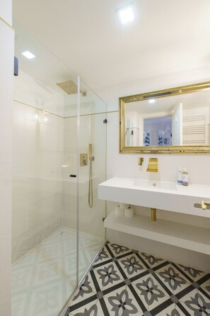 Shower, hair dryer, towels, soap - Stunning river view Portuguese Soul XXL Rooftop in picturesque Alfama, sleeps 20 (Lisboa)
