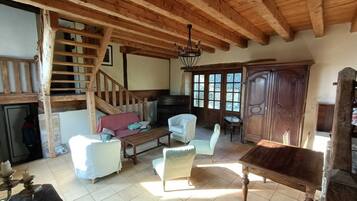 Télévision, cheminée, table de tennis de table