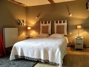 6 bedrooms, iron/ironing board, travel cot, free WiFi