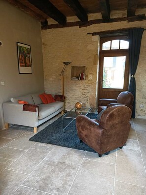 Télévision, cheminée, table de tennis de table