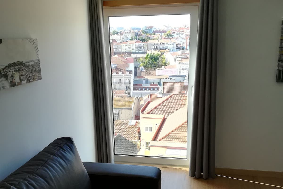 Apartamento superior, 2 quartos | Área de estar | TV de tela plana