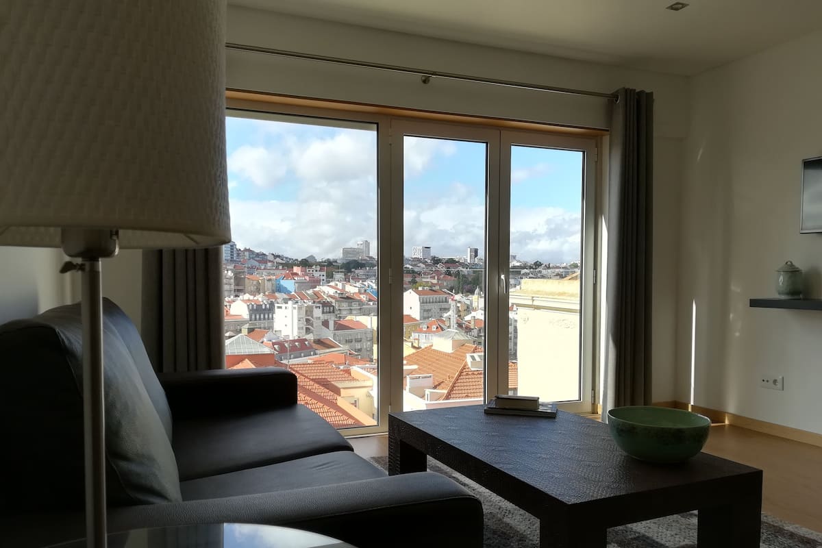 Apartamento urbano, 2 quartos | Área de estar | TV de tela plana
