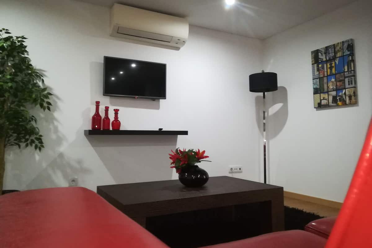 Apartamento urbano, 3 quartos | Sala de estar | TV de tela plana