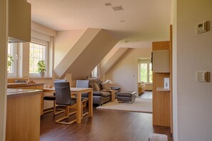 110-cm-Flachbildfernseher mit Satellitenempfang, Fernseher