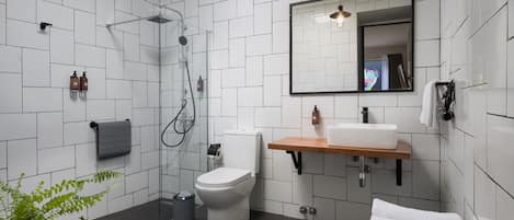 Dusche, Regendusche, kostenlose Toilettenartikel, Haartrockner