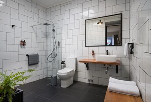 Shower, rainfall showerhead, free toiletries, hair dryer - The Pop Hotels (Santiago)