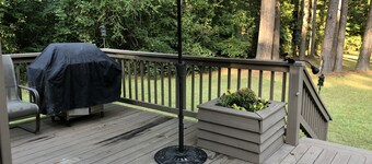 Beautiful in Fall! Perfect spot on lake for fishing! Spacious home; Eagles near!