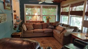 Een smart-tv, videogames, een dvd-speler en een tafeltennistafel