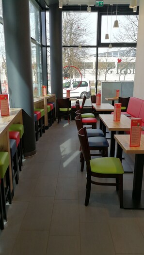 Dining - Modern apartment for trade fair visits and business vacation rentals (Trudering-Riem)