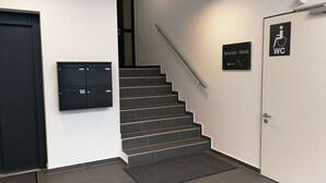 Una scala conduce a un banco informazioni e a un bagno accessibile per disabili.