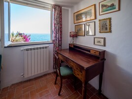 Panoramic Apartment, 2 Bedrooms, Sea View | Room amenity