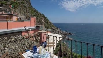 Appartamento panoramico, 2 camere da letto, vista mare | Terrazza/patio