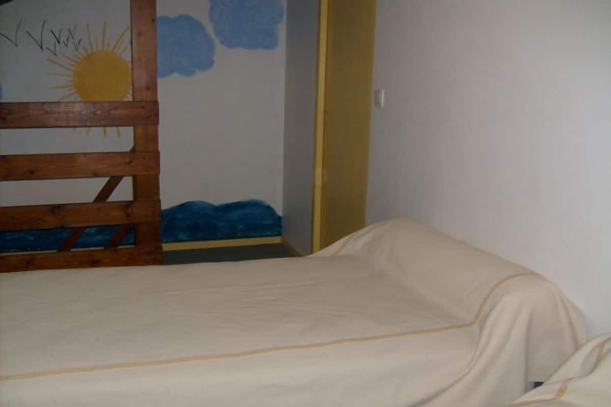 Suite Familiale | 2 chambres, décoration personnalisée, ameublement personnalisé, bureau