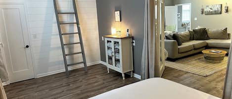 1 dormitorio, tabla de planchar con plancha, wifi y ropa de cama