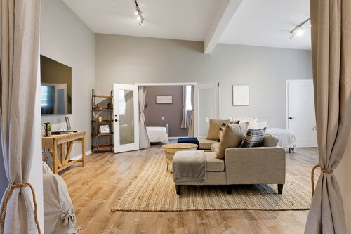 Creekside Studio GratiDude Lodgessa