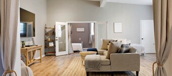 Lyric Guesthouse at GratiDude Ranch - Riverside in Leiper's Fork