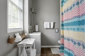 Combined shower/tub, hair dryer, towels, shampoo