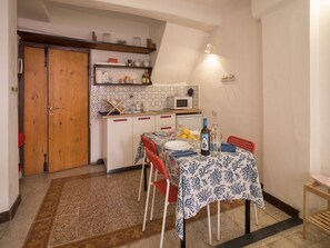 Apartament econòmic, 2 dormitoris, vistes parcials al mar | Cuina bàsica privada | Frigorífic gran, placa de cuina i cafetera i tetera 