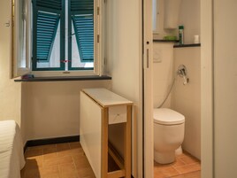 Apartamento, 2 quartos, cozinha | Banheiro | Chuveiro, produtos de toalete biodegradáveis, secador de cabelo