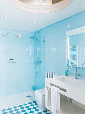 A bathroom with a shower, toilet, and sink. - Menina Colina Guesthouse (Porto)