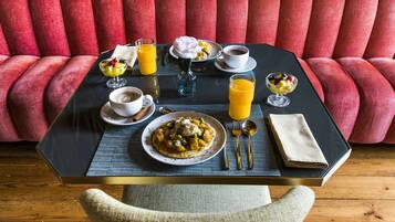 Daily continental breakfast (EUR 15 per person)