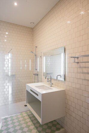 Douche, articles de toilette gratuits, sèche-cheveux