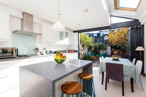 Fridge, microwave, oven, stovetop - Queen's Club Tranquillity, by Veeve (London)