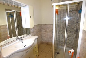 Douche, bidet, serviettes fournies, papier toilette