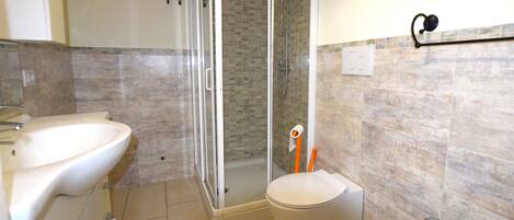 Shower, bidet, towels, toilet paper