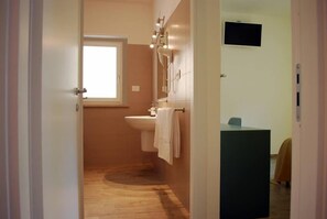 A bathroom with a sink, towel rack, and a window. - B&B Angelo (Ascoli Piceno)