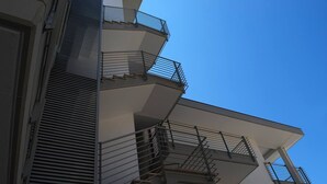 A multi-story building with balconies and a staircase. - B&B Angelo (Ascoli Piceno)