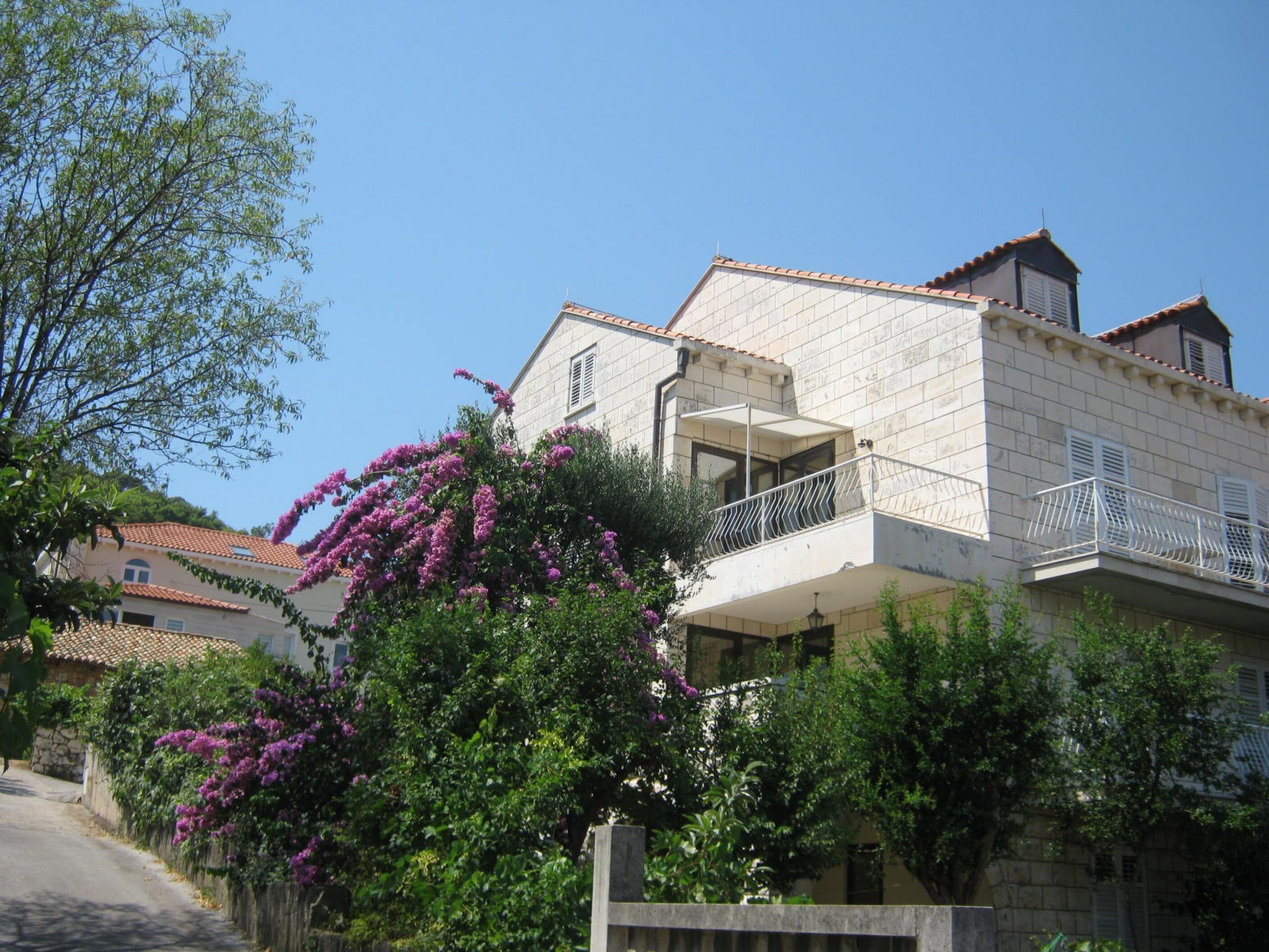Vista frontal de la propiedad