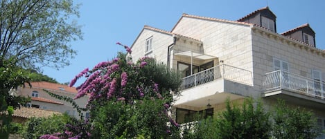 Fachada de la propiedad
