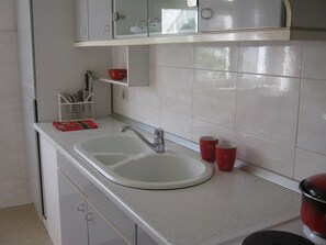 Departamento, 2 habitaciones, Terraza, vista a la ciudad | Cocina privada | Refrigerador, horno, parrilla de estufa y utensilios de cocina