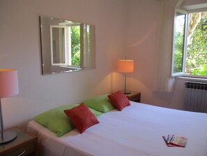 Departamento, 1 habitación, Terraza, vista al jardín | Escritorio, tabla de planchar con plancha, wifi gratis y ropa de cama
