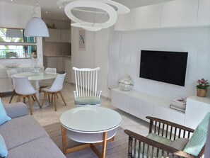 Flat-screen TV, books, offices