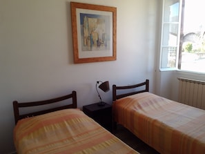 Habitación con 1 cama matrimonial o 2 individuales | Decoración personalizada, muebles diferentes y wifi gratis 