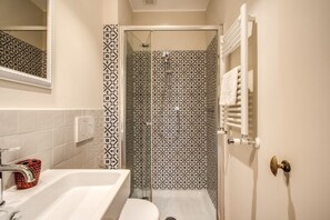 Apartment, 1 Bedroom | Bathroom | Separate tub and shower, hair dryer, towels, shampoo - Rooftop Dream Piazza del Popolo (Rome)