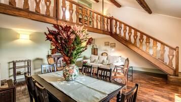 Apartamento, 1 habitación | Sala de estar | Una televisión de pantalla plana