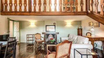 Apartamento, 1 quarto | Sala de estar | TV de tela plana