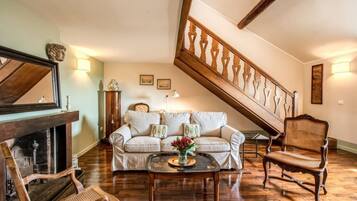 Apartamento, 1 habitación | Sala de estar | Una televisión de pantalla plana