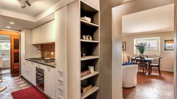 Apartamento, 2 habitaciones | Cocina privada | Frigorífico grande, microondas, horno y placa de cocina