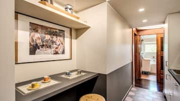 Apartment, 2 Bedrooms | In-room dining