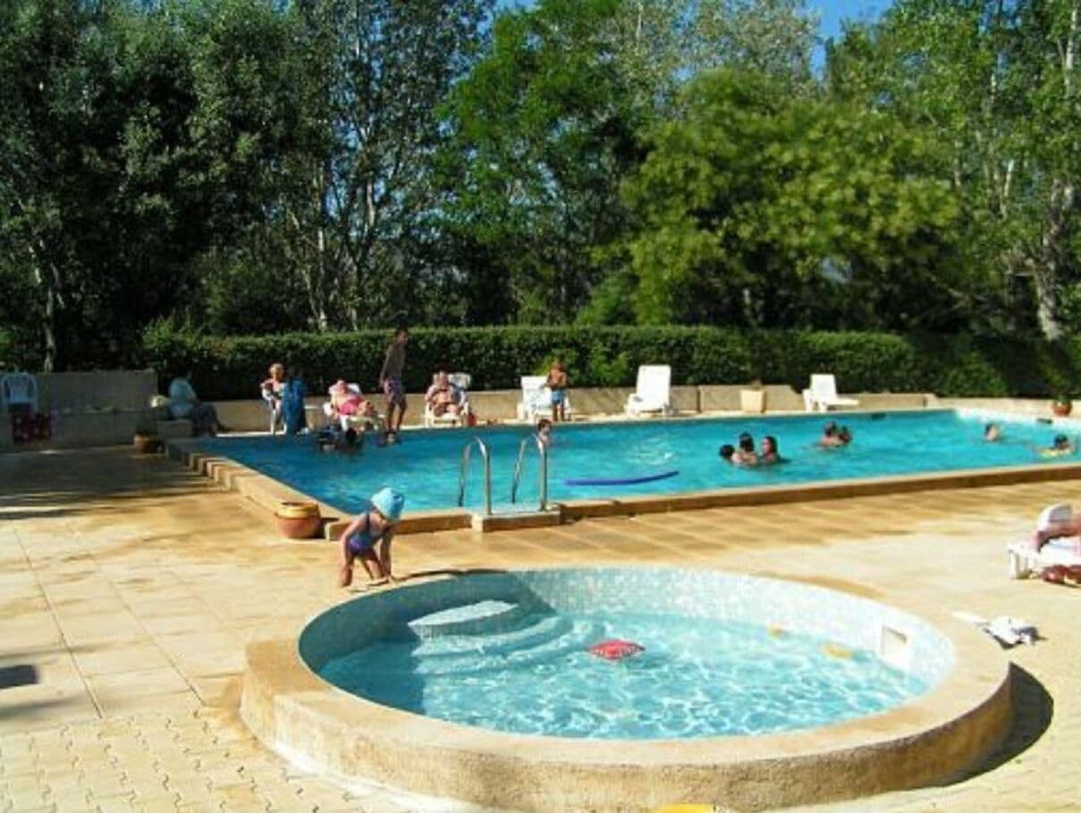 Piscine extérieure (ouverte en saison), chaises longues